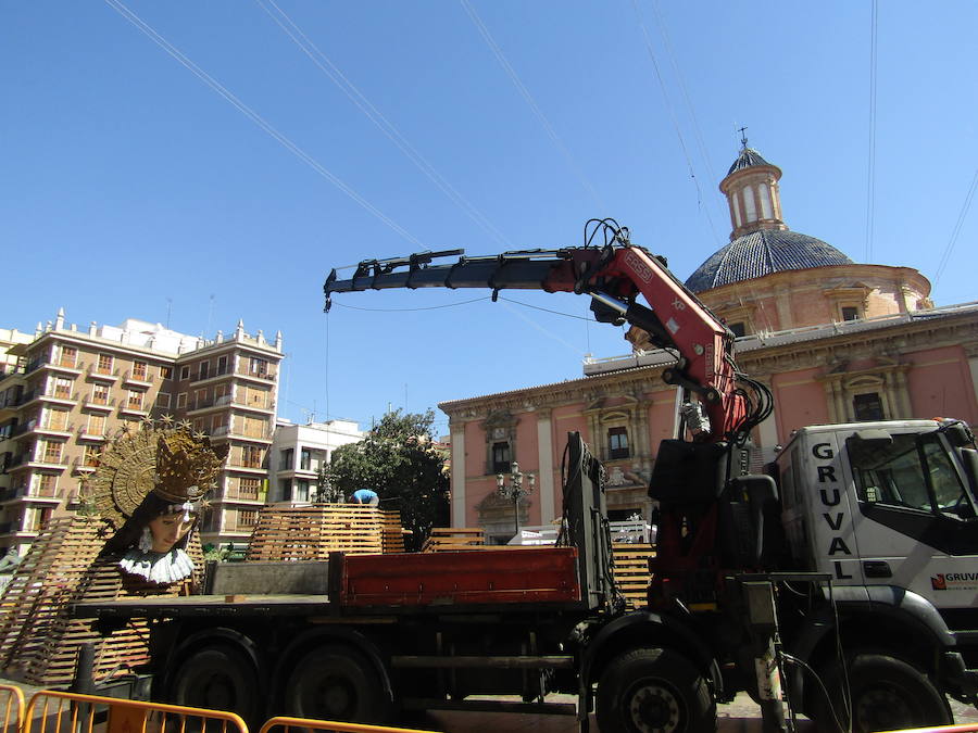 Los operarios inician la plantà del catafalco en el que se depositarán decenas de miles de ramos de flores que entregarán los falleros en los desfiles de los días 17 y 18 de marzo.