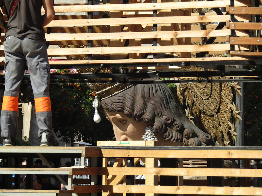 Los operarios inician la plantà del catafalco en el que se depositarán decenas de miles de ramos de flores que entregarán los falleros en los desfiles de los días 17 y 18 de marzo.