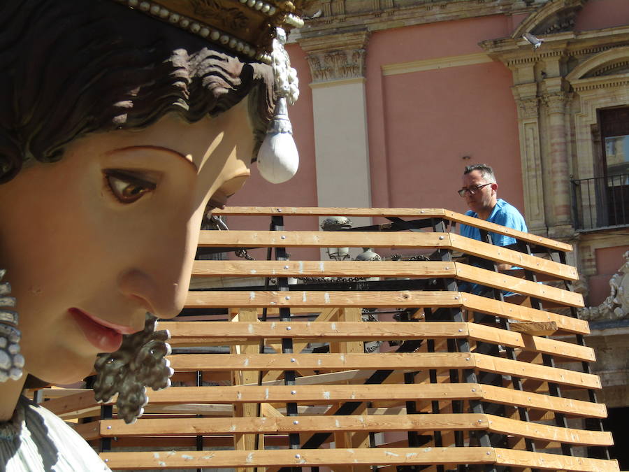 Los operarios inician la plantà del catafalco en el que se depositarán decenas de miles de ramos de flores que entregarán los falleros en los desfiles de los días 17 y 18 de marzo.