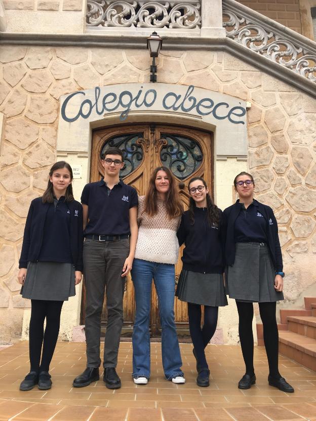 Los alumnos del colegio Abecé con la responsable del proyecto. 