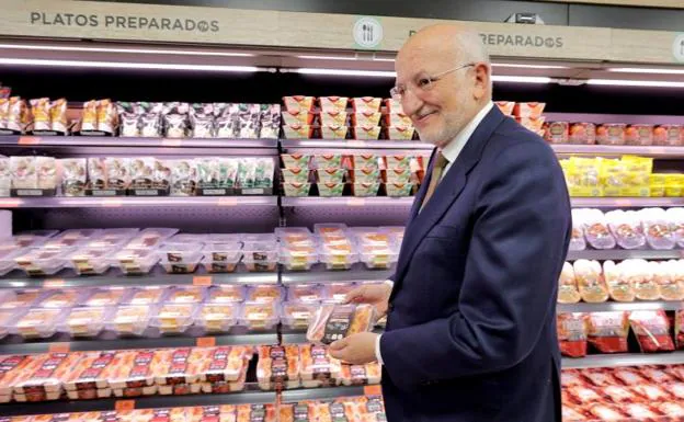 El presidente de Mercadona, Juan Roig, muestra uno de los productos de la sección de 'Platos preparados'