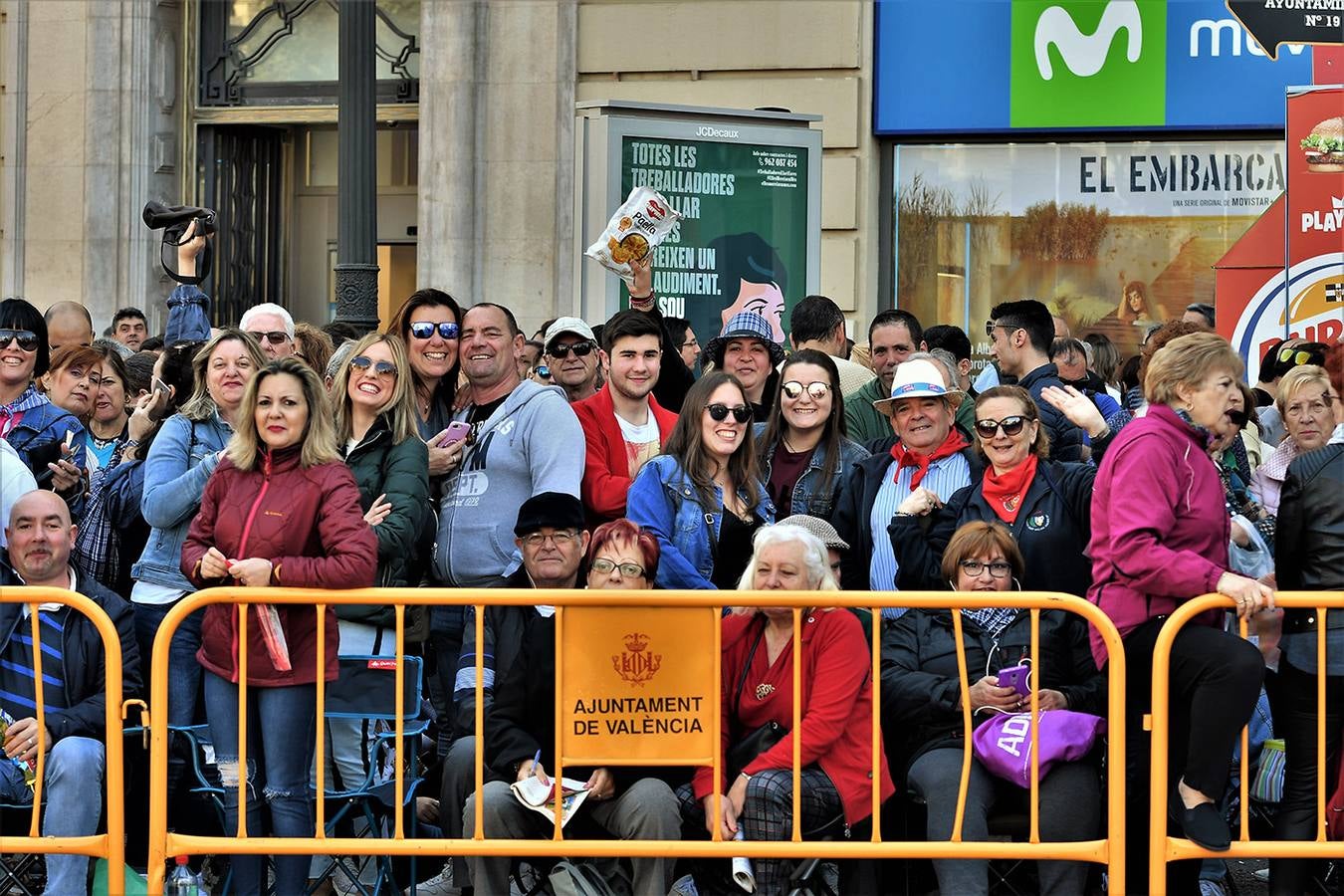 Búscate en la mascletà de hoy, 12 de marzo: público en la plaza del Ayuntamiento por el disparo pirotécnico de las Fallas 2019.