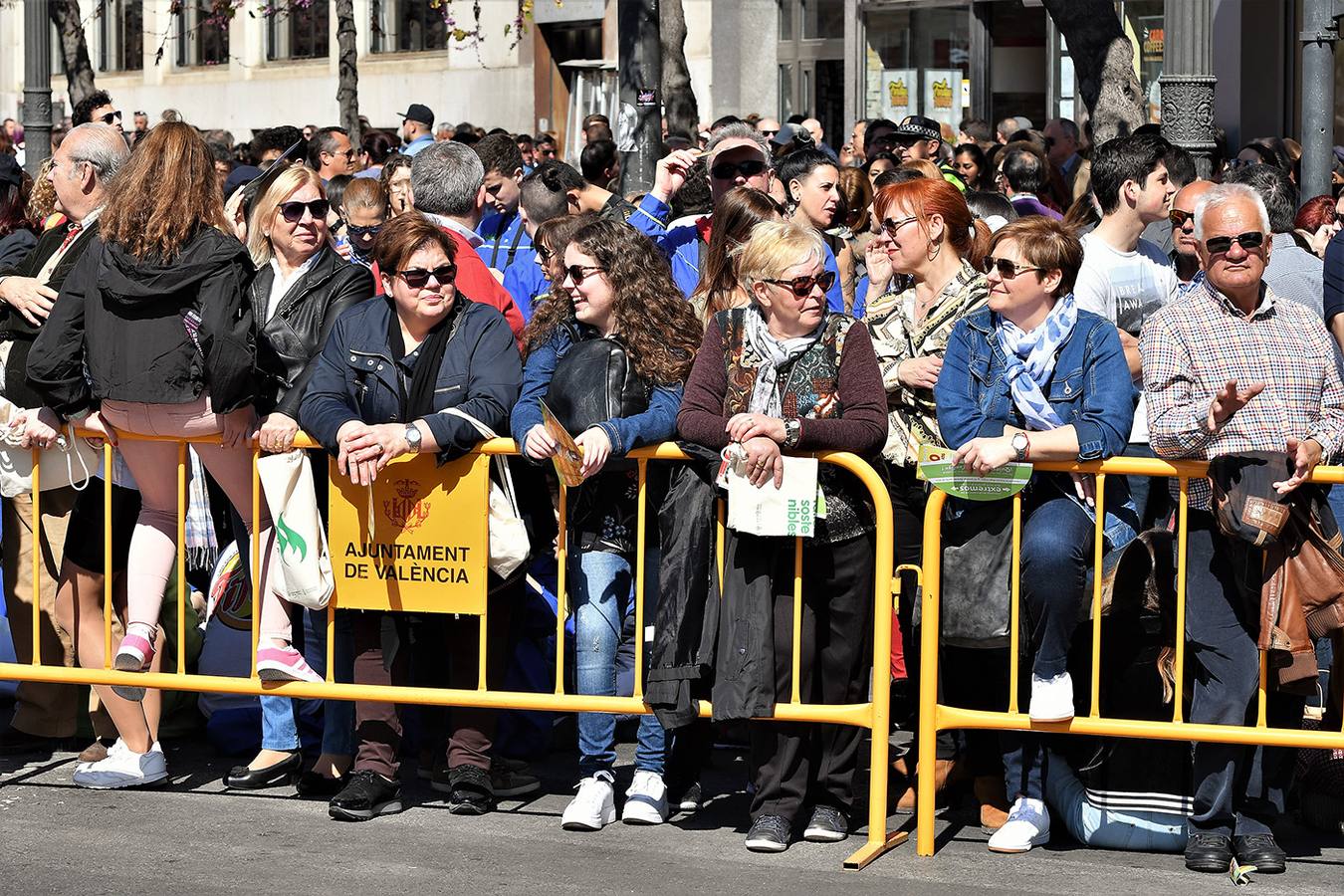 Búscate en la mascletà de hoy, 12 de marzo: público en la plaza del Ayuntamiento por el disparo pirotécnico de las Fallas 2019.