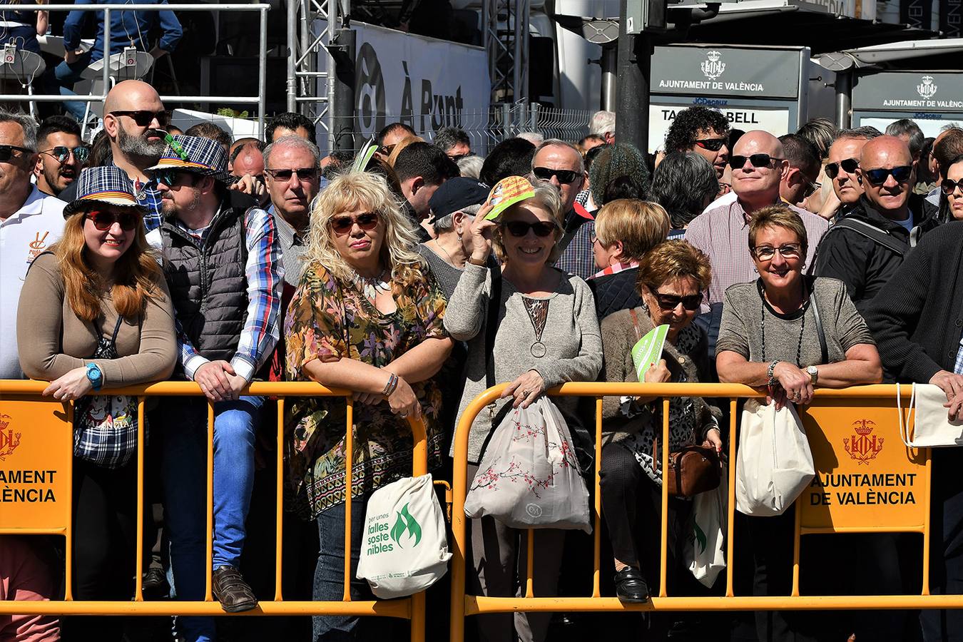 Búscate en la mascletà de hoy, 12 de marzo: público en la plaza del Ayuntamiento por el disparo pirotécnico de las Fallas 2019.