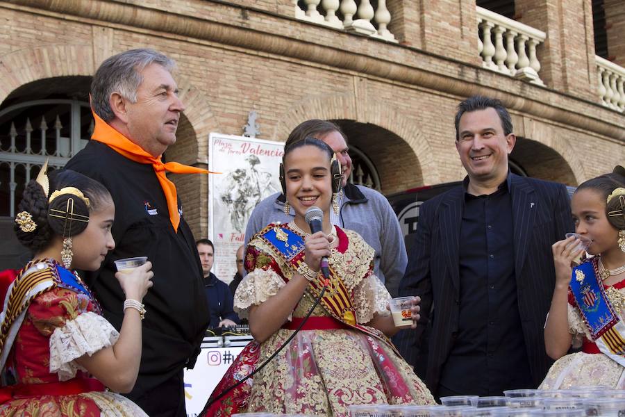 X edición de la Horchatada Fallera que se ha celebrado hoy durante las horas previas a la mascletá.