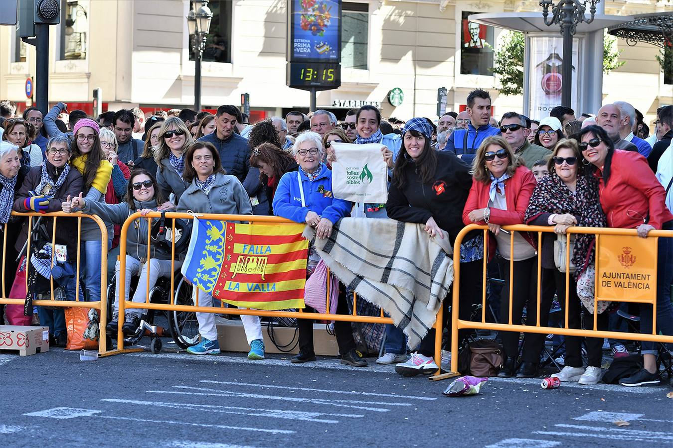 Numeroso público en la mascletà de Crespo de las Fallas 2019, de este miércoles 13 de marzo. Búscate entre el público del disparo de hoy.