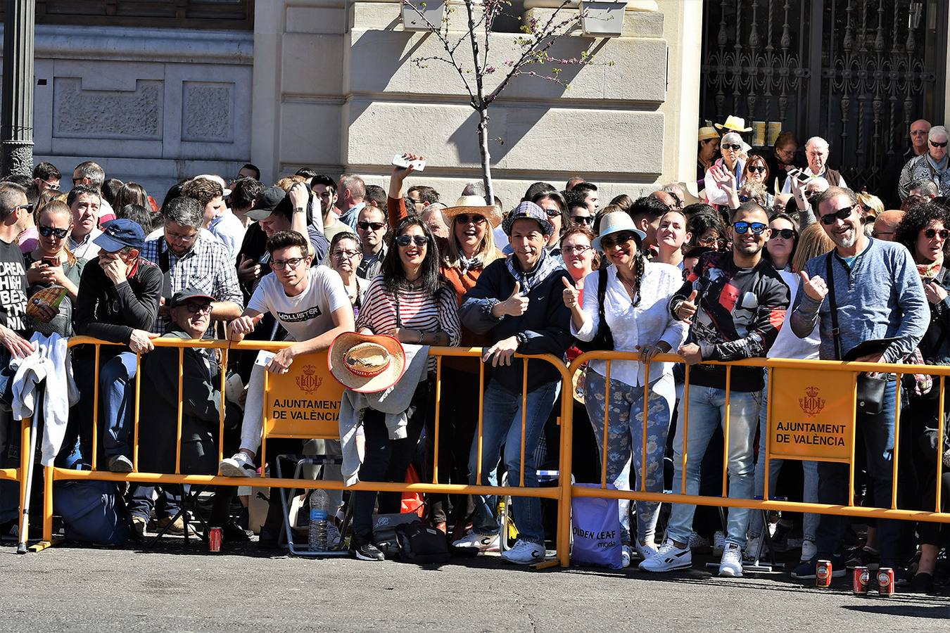 Numeroso público en la mascletà de Crespo de las Fallas 2019, de este miércoles 13 de marzo. Búscate entre el público del disparo de hoy.