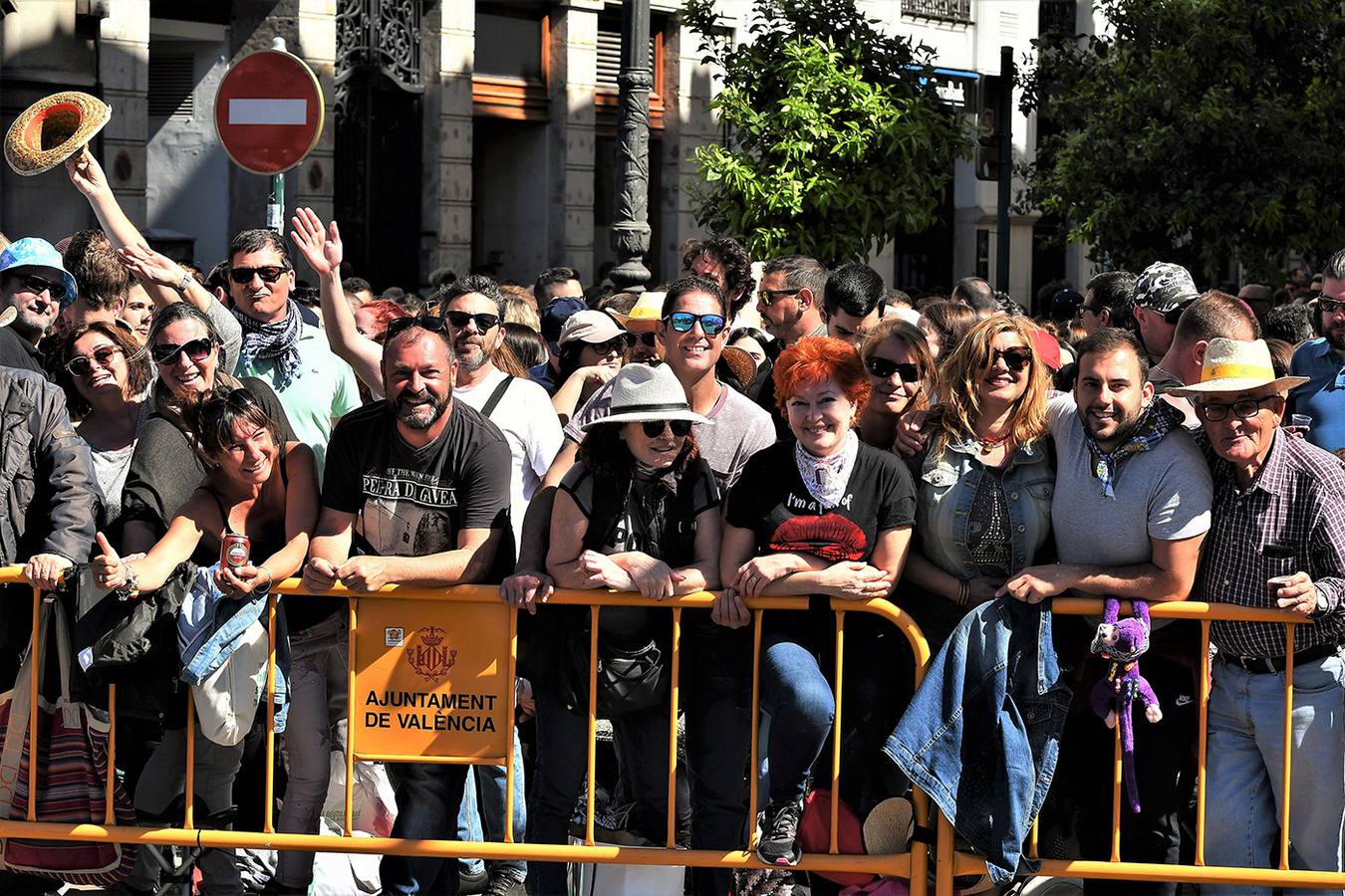 Numeroso público en la mascletà de Crespo de las Fallas 2019, de este miércoles 13 de marzo. Búscate entre el público del disparo de hoy.