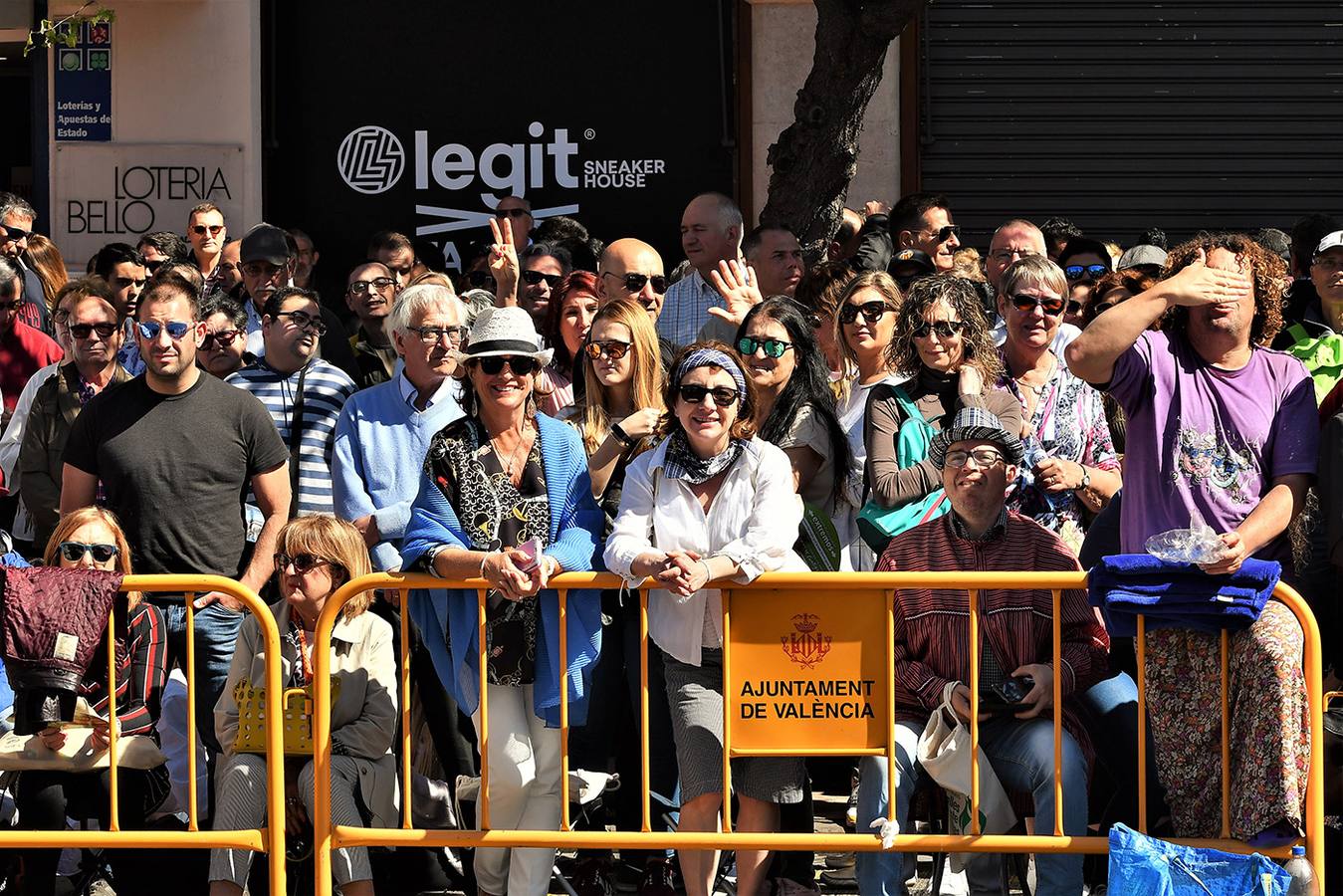 Numeroso público en la mascletà de Crespo de las Fallas 2019, de este miércoles 13 de marzo. Búscate entre el público del disparo de hoy.