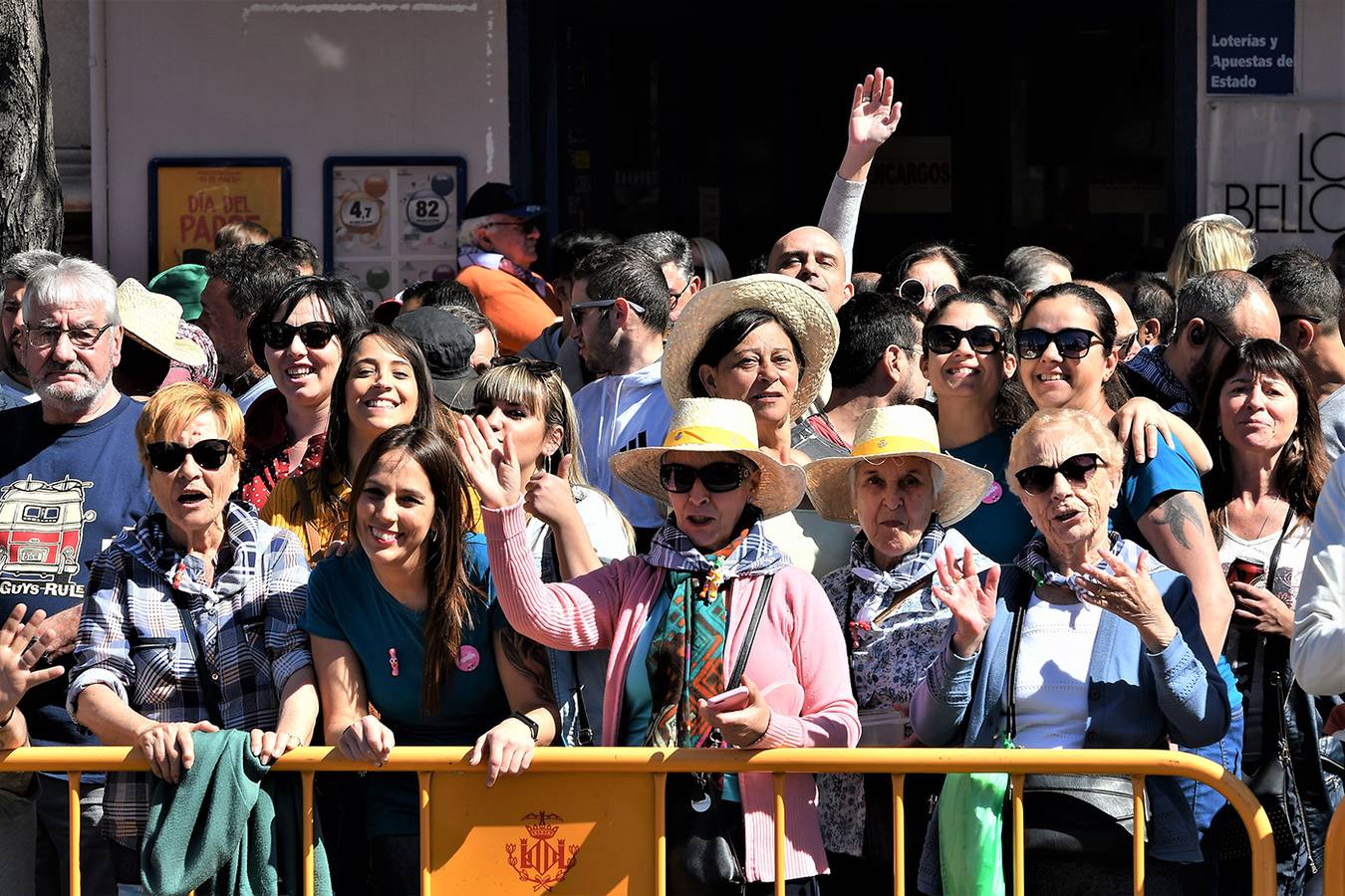 Numeroso público en la mascletà de Crespo de las Fallas 2019, de este miércoles 13 de marzo. Búscate entre el público del disparo de hoy.