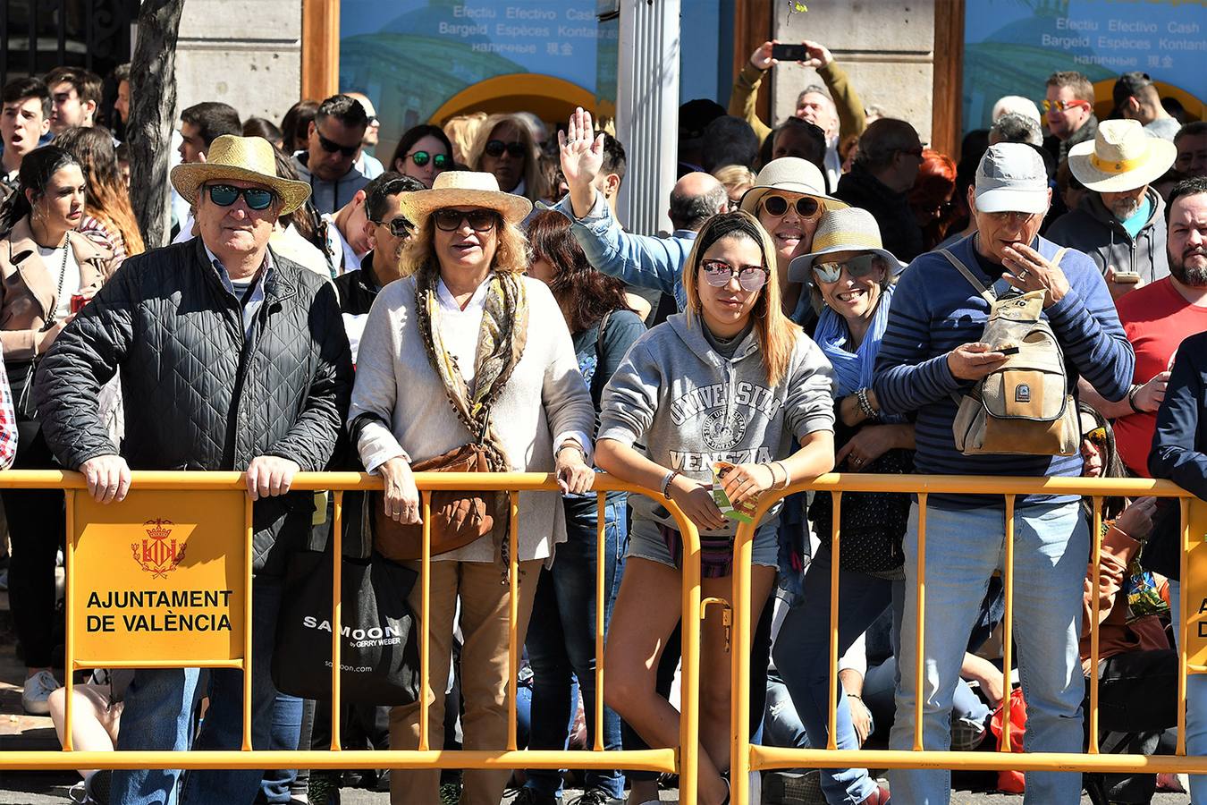 Numeroso público en la mascletà de Crespo de las Fallas 2019, de este miércoles 13 de marzo. Búscate entre el público del disparo de hoy.