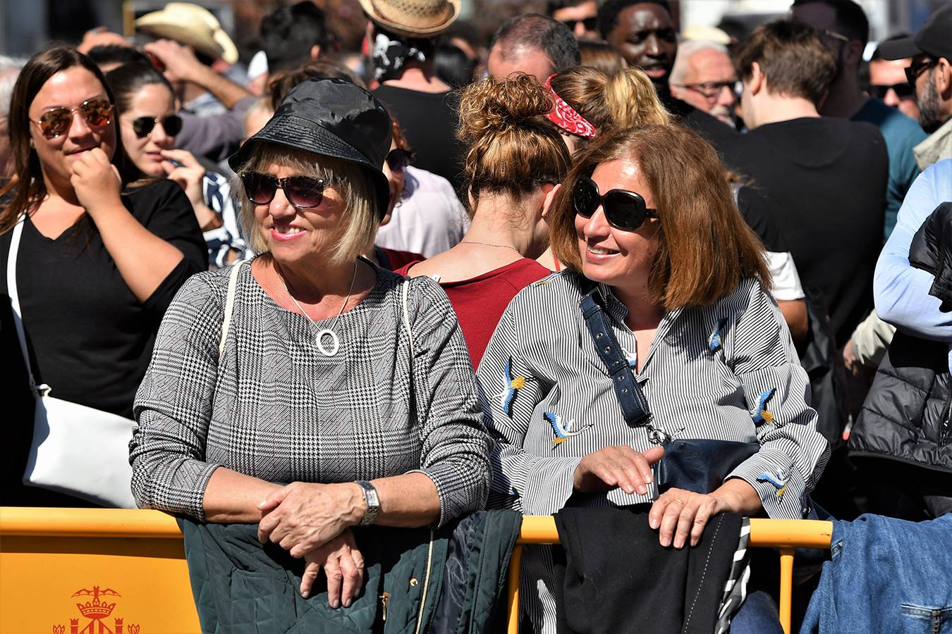 Numeroso público en la mascletà de Crespo de las Fallas 2019, de este miércoles 13 de marzo. Búscate entre el público del disparo de hoy.