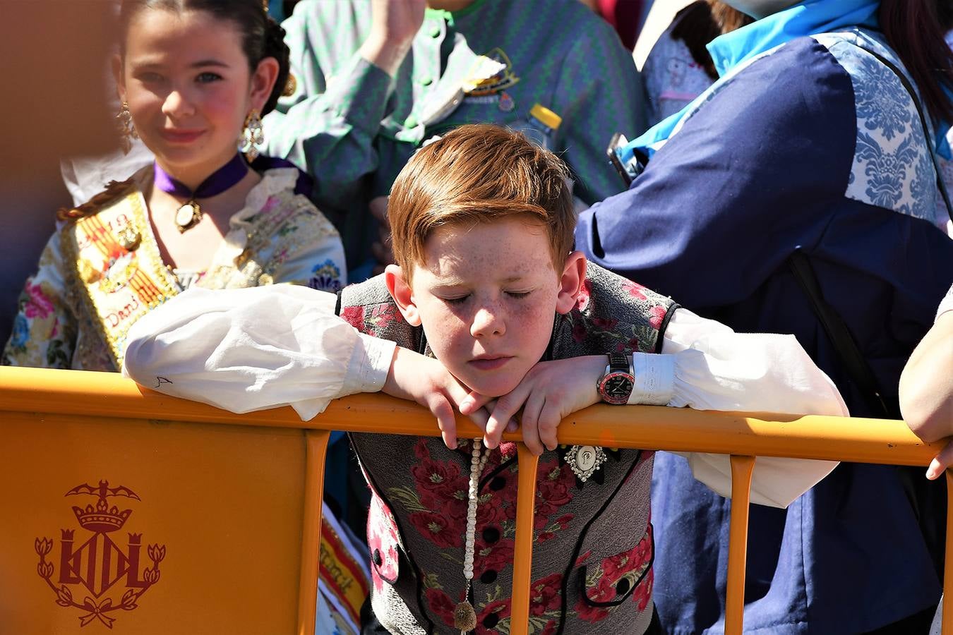 Numeroso público en la mascletà de Crespo de las Fallas 2019, de este miércoles 13 de marzo. Búscate entre el público del disparo de hoy.