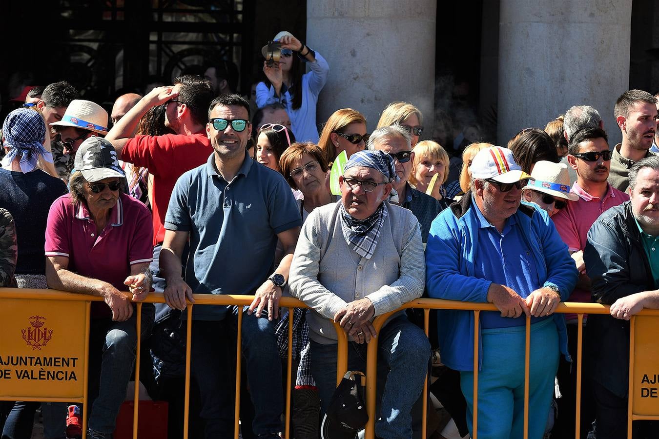 Numeroso público en la mascletà de Crespo de las Fallas 2019, de este miércoles 13 de marzo. Búscate entre el público del disparo de hoy.