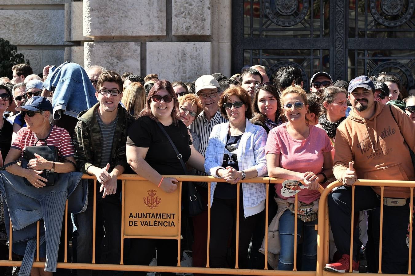 Numeroso público en la mascletà de Crespo de las Fallas 2019, de este miércoles 13 de marzo. Búscate entre el público del disparo de hoy.