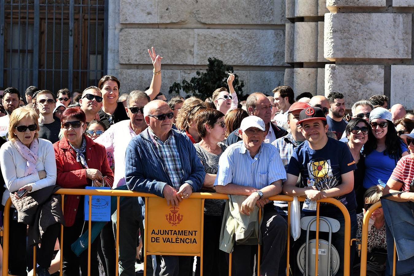 Numeroso público en la mascletà de Crespo de las Fallas 2019, de este miércoles 13 de marzo. Búscate entre el público del disparo de hoy.