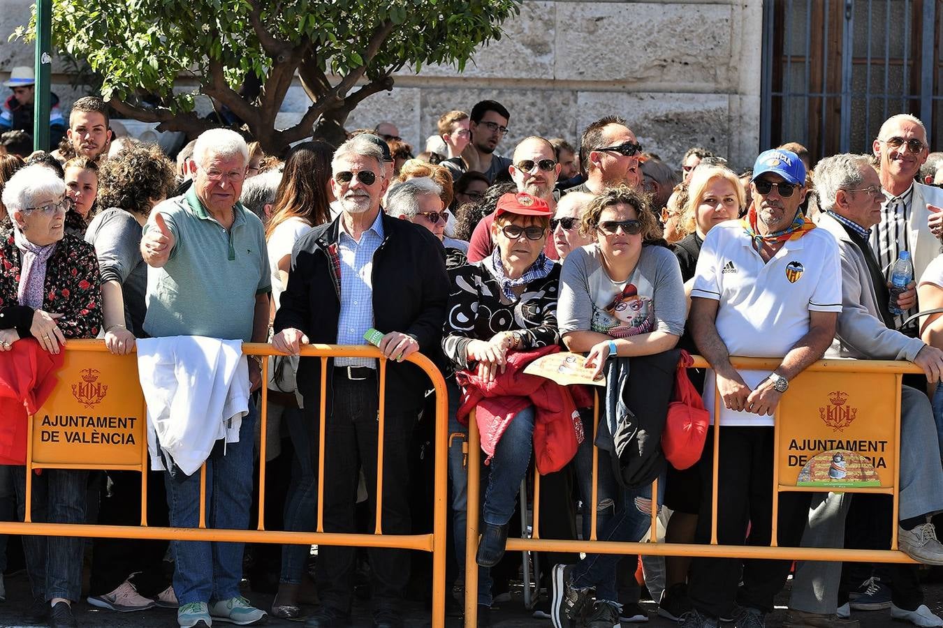 Numeroso público en la mascletà de Crespo de las Fallas 2019, de este miércoles 13 de marzo. Búscate entre el público del disparo de hoy.