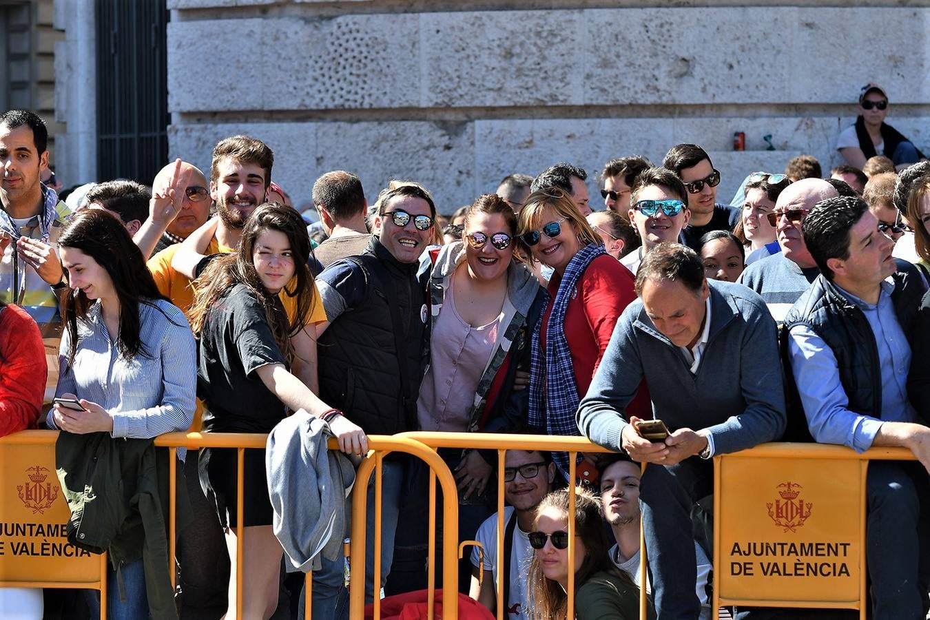 Numeroso público en la mascletà de Crespo de las Fallas 2019, de este miércoles 13 de marzo. Búscate entre el público del disparo de hoy.