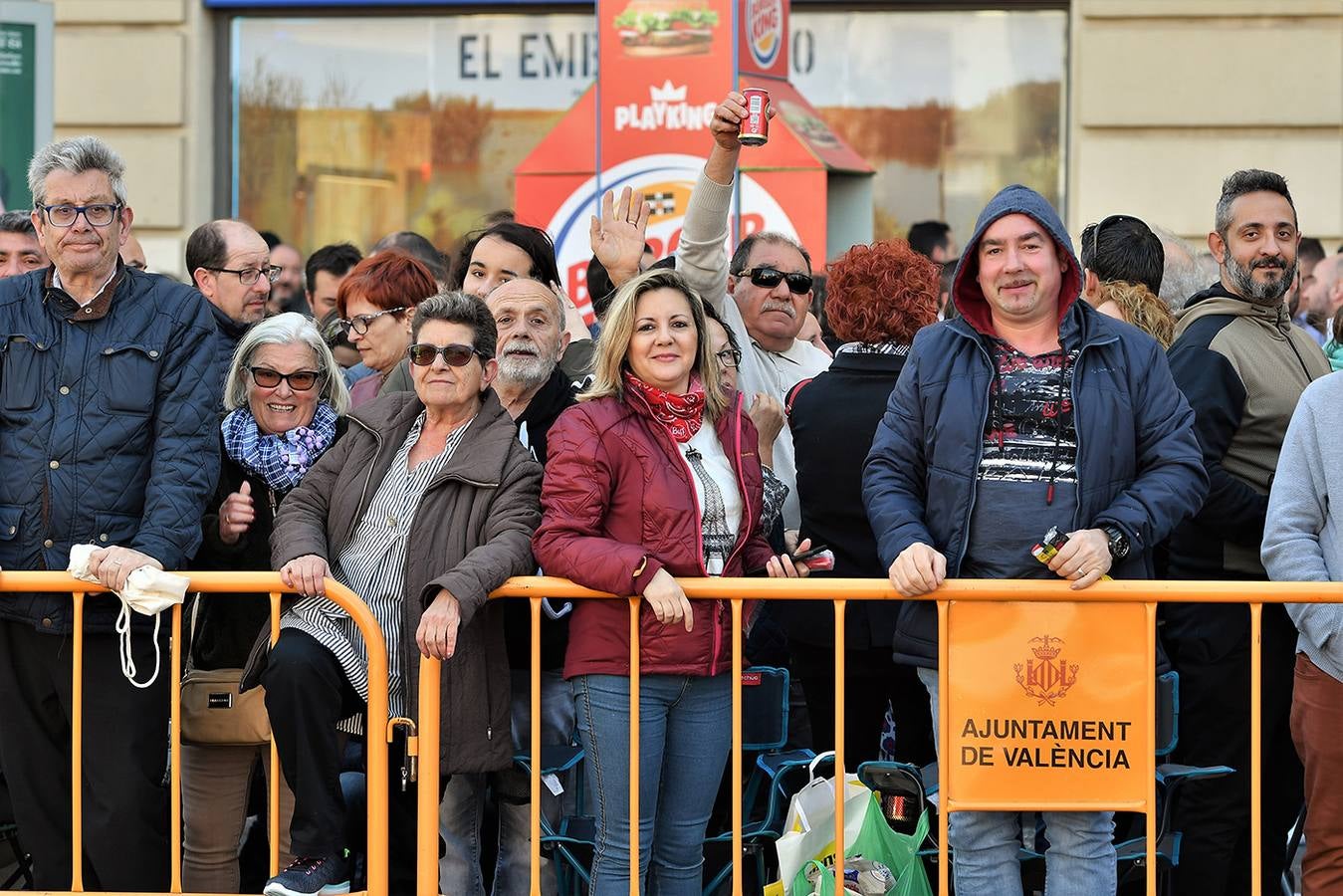 Numeroso público en la mascletà de Crespo de las Fallas 2019, de este miércoles 13 de marzo. Búscate entre el público del disparo de hoy.