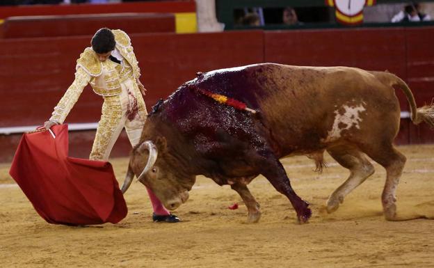 Pablo Aguado con el segundo de su lote. 