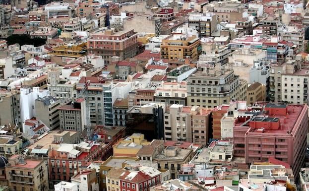 Vista de edificios en la ciudad de Alicante.