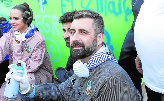 Jornada de pintada colectiva de la falla municipal, el pasado sábado, con Pere Fuset y Marina Civera. 