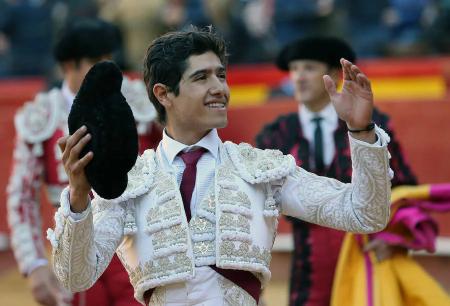 Álvaro Lorenzo , Luis David y Pablo Aguado han lidiado toros de la ganadería de Alcurrucén en la corrida de la Feria de Fallas del miércoles 13 de marzo. Pablo Aguado ha cortado una oreja.