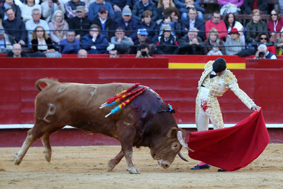 Álvaro Lorenzo , Luis David y Pablo Aguado han lidiado toros de la ganadería de Alcurrucén en la corrida de la Feria de Fallas del miércoles 13 de marzo. Pablo Aguado ha cortado una oreja.