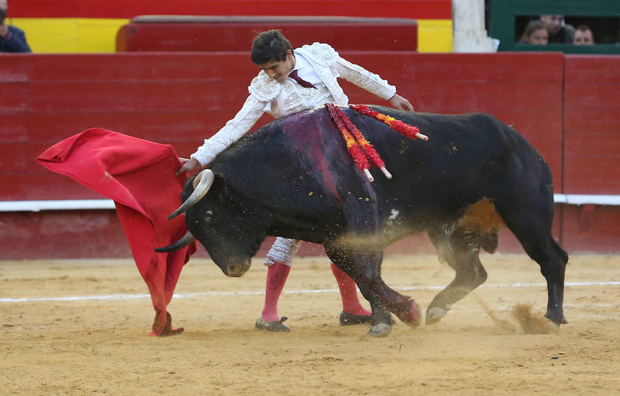 Álvaro Lorenzo , Luis David y Pablo Aguado han lidiado toros de la ganadería de Alcurrucén en la corrida de la Feria de Fallas del miércoles 13 de marzo. Pablo Aguado ha cortado una oreja.