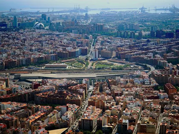 Vista aérea del parque con la estacíon Joaquín Sorolla en primer término. 