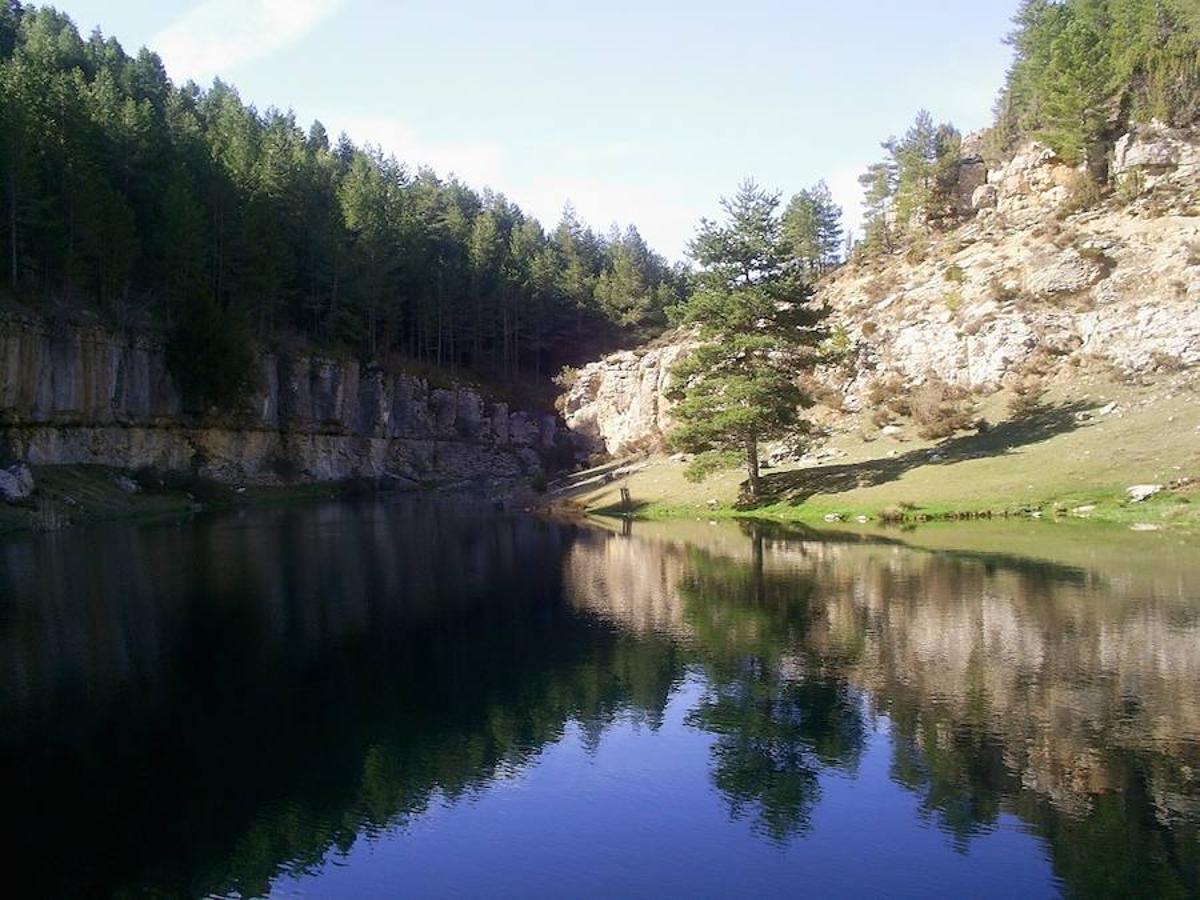 Si eres de los que le apetece huir del ambiente festivo, los petardos, la música, las mascletaes y el mundo fallero en general, el puente del 19 de marzo es la mejor excusa para hacer la maleta y preparar una escapada. Algunos destinos cercanos a Valencia permiten desconectar de las fiestas josefinas a la par que se disfruta de las breves vacaciones. Así que toma nota de estos lugares alejados del bullicio de las Fallas e inmersos en la naturaleza. 