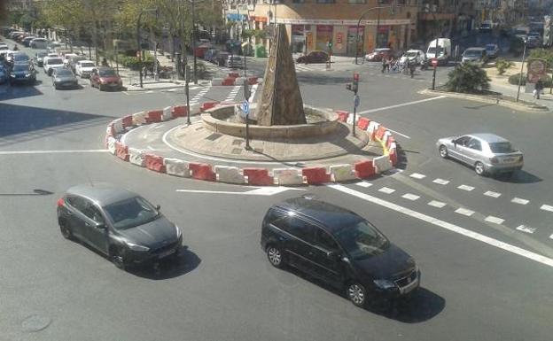 La rotonda, con la avenida Constitución al fondo a la derecha.