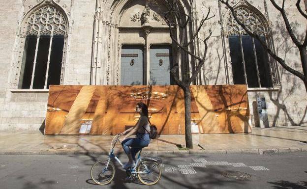 Un cerramiento con un vinilo protege la puerta.