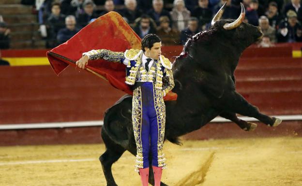 El torero Lopez Simón, que cortó dos orejas y salió a hombros por la puerta grande de la Plaza de toros de València, durante la faena al primero de su lote. 
