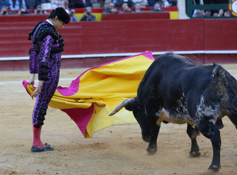 El torero peruano ha abierto la puerta grande de la plaza de toros de Valencia y ha salido a hombros tras una actuación memorable