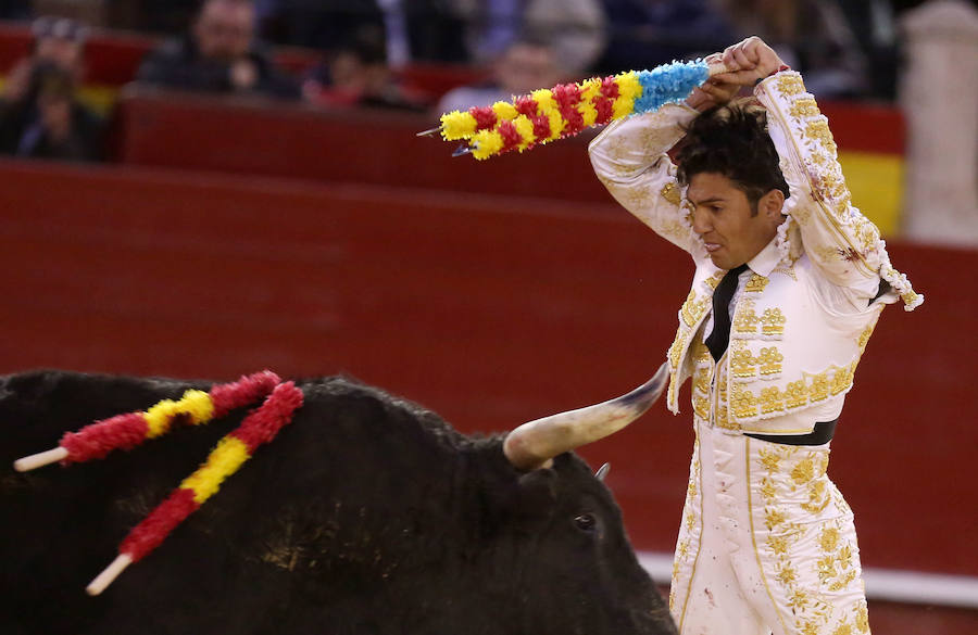 El torero peruano ha abierto la puerta grande de la plaza de toros de Valencia y ha salido a hombros tras una actuación memorable