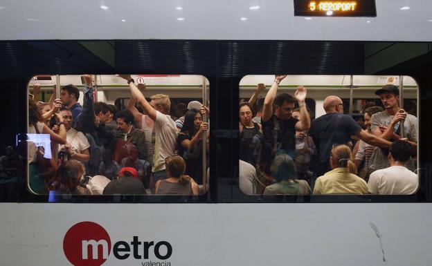 Metro en Fallas en Valencia. 