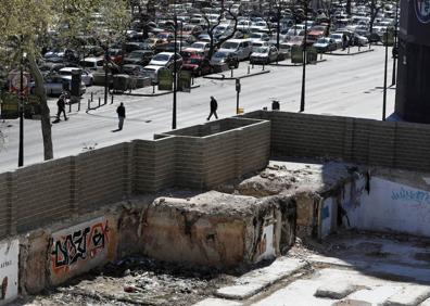 Imagen secundaria 1 - El Consistorio limpia de basura y chabolas el solar de un hotel junto a Mestalla