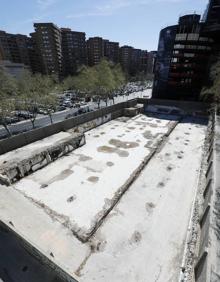 Imagen secundaria 2 - El Consistorio limpia de basura y chabolas el solar de un hotel junto a Mestalla