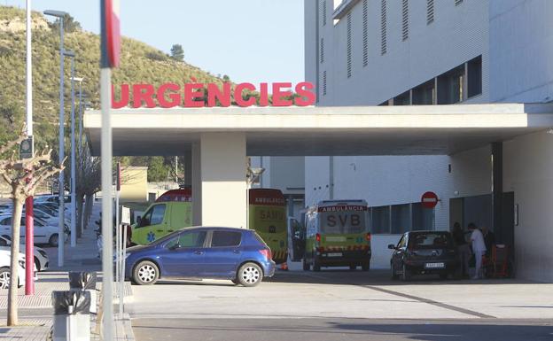 Entrada de urgencias del centro sanitario, en Lliria.
