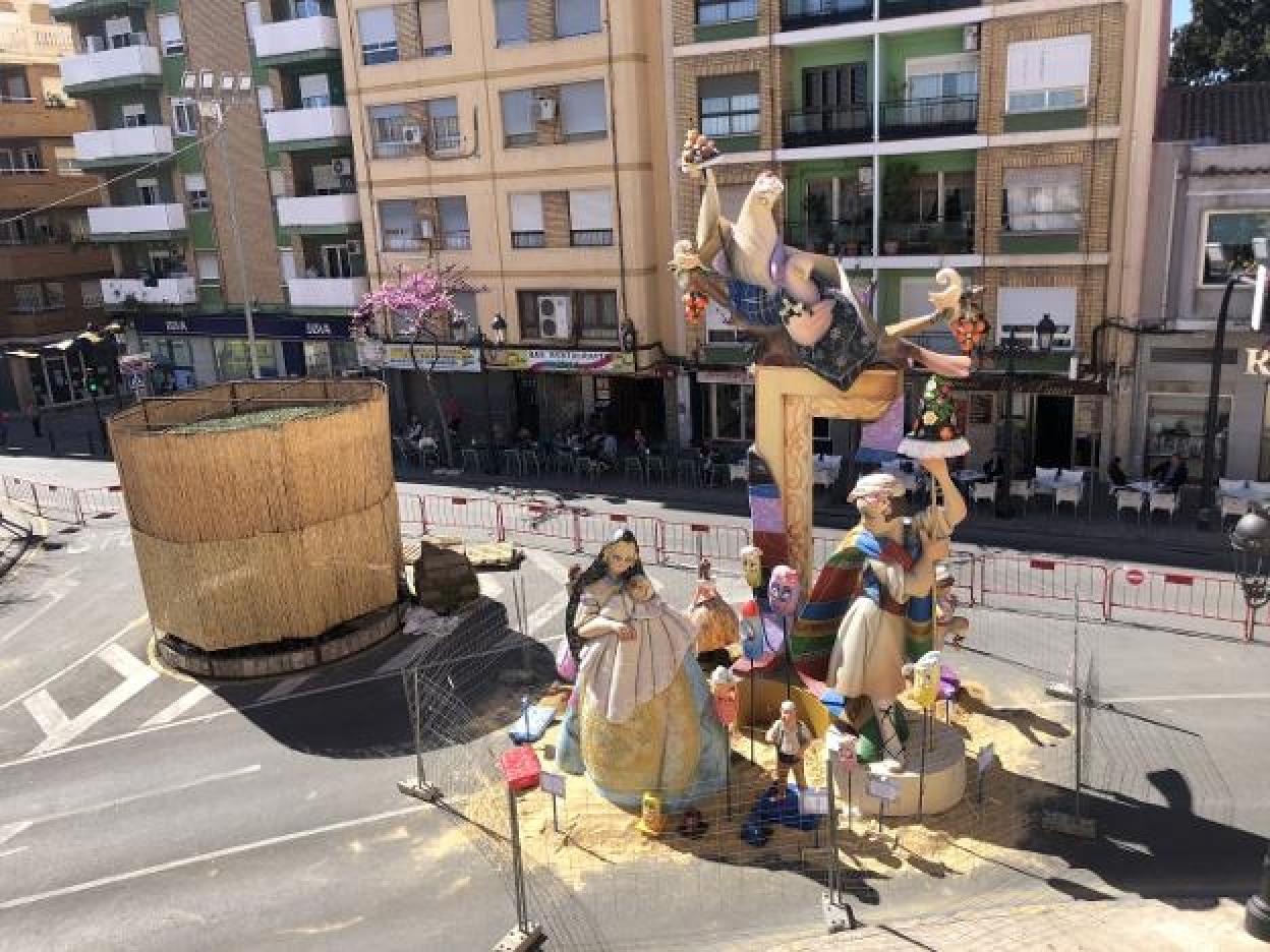 La plantà de las fallas municipales de Paterna. 