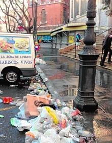 Imagen secundaria 2 - El botellón convierte el centro histórico en una zona de guerra