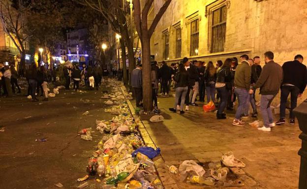 El botellón convierte el centro histórico en una zona de guerra