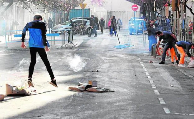 Un joven tira petardos donde se disparó la mascletà, ayer por la tarde.