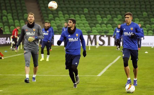 De izquierda a derecha, Neto, Guedes y Paulista en un entrenamiento.