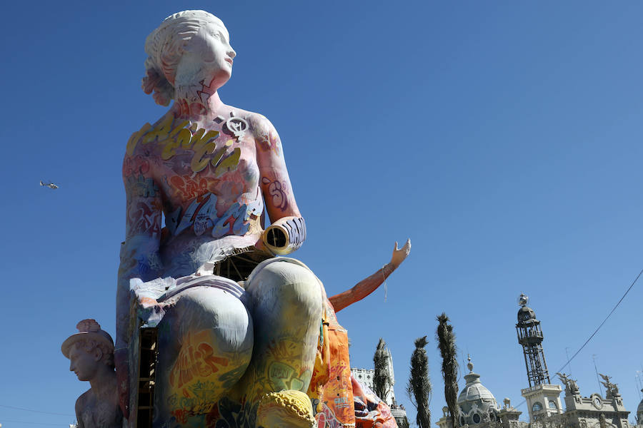 La falla municipal de 2019 está muy viva y en constante evolución. En pleno proceso de la plantà de los artistas José Latorre y Gabriel Sanz el foco de atención estos días se centra también en la pintura en directo de los valencianos PichiAvo. Entre los lemas que se pueden leer en esta obra de arte figura el nombre de la ciudad, Valencia; la onomatopeya '¡Pim, pam, pum!'; expresiones inglesas como 'I was here'; 'Game over' o 'Welcome to Valencia' y símbolos gráficos como la bombilla de perfil negro y color amarillo que identifica a estos artistas valencianos.