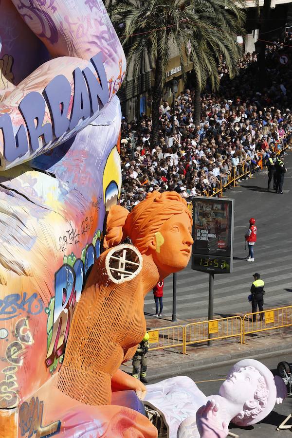 La falla municipal de 2019 está muy viva y en constante evolución. En pleno proceso de la plantà de los artistas José Latorre y Gabriel Sanz el foco de atención estos días se centra también en la pintura en directo de los valencianos PichiAvo. Entre los lemas que se pueden leer en esta obra de arte figura el nombre de la ciudad, Valencia; la onomatopeya '¡Pim, pam, pum!'; expresiones inglesas como 'I was here'; 'Game over' o 'Welcome to Valencia' y símbolos gráficos como la bombilla de perfil negro y color amarillo que identifica a estos artistas valencianos.