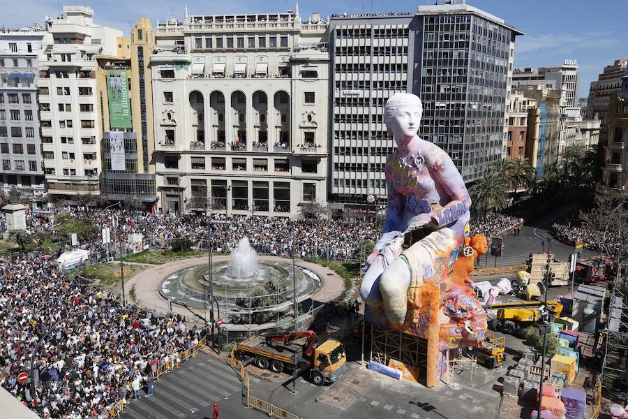 La falla municipal de 2019 está muy viva y en constante evolución. En pleno proceso de la plantà de los artistas José Latorre y Gabriel Sanz el foco de atención estos días se centra también en la pintura en directo de los valencianos PichiAvo. Entre los lemas que se pueden leer en esta obra de arte figura el nombre de la ciudad, Valencia; la onomatopeya '¡Pim, pam, pum!'; expresiones inglesas como 'I was here'; 'Game over' o 'Welcome to Valencia' y símbolos gráficos como la bombilla de perfil negro y color amarillo que identifica a estos artistas valencianos.