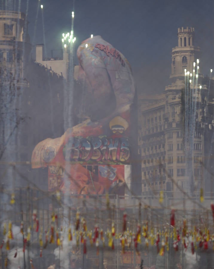 La falla municipal de 2019 está muy viva y en constante evolución. En pleno proceso de la plantà de los artistas José Latorre y Gabriel Sanz el foco de atención estos días se centra también en la pintura en directo de los valencianos PichiAvo. Entre los lemas que se pueden leer en esta obra de arte figura el nombre de la ciudad, Valencia; la onomatopeya '¡Pim, pam, pum!'; expresiones inglesas como 'I was here'; 'Game over' o 'Welcome to Valencia' y símbolos gráficos como la bombilla de perfil negro y color amarillo que identifica a estos artistas valencianos.