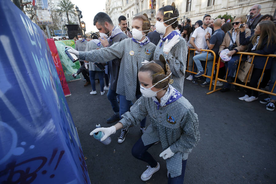 La falla municipal de 2019 está muy viva y en constante evolución. En pleno proceso de la plantà de los artistas José Latorre y Gabriel Sanz el foco de atención estos días se centra también en la pintura en directo de los valencianos PichiAvo. Entre los lemas que se pueden leer en esta obra de arte figura el nombre de la ciudad, Valencia; la onomatopeya '¡Pim, pam, pum!'; expresiones inglesas como 'I was here'; 'Game over' o 'Welcome to Valencia' y símbolos gráficos como la bombilla de perfil negro y color amarillo que identifica a estos artistas valencianos.